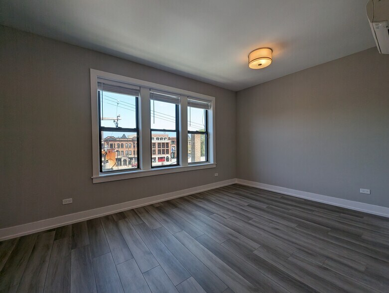 Building Photo - 3935 N Janssen Ave