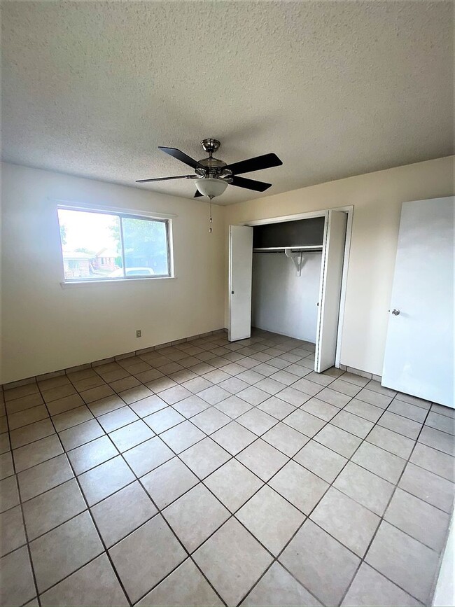 Building Photo - Large 4 Bedroom home with Garage and Enclo...