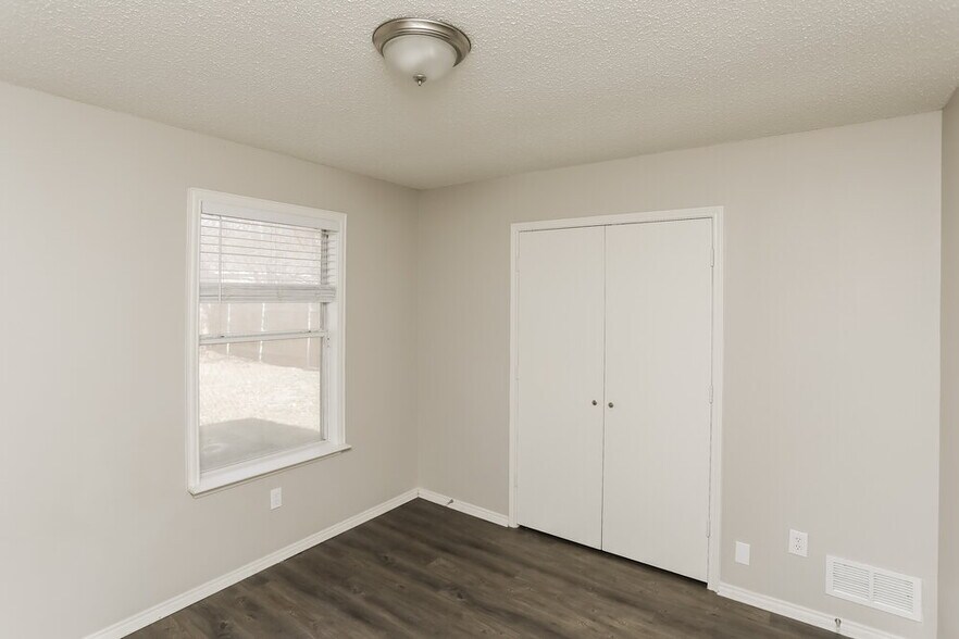 Building Photo - 317 Glen Meadow Dr