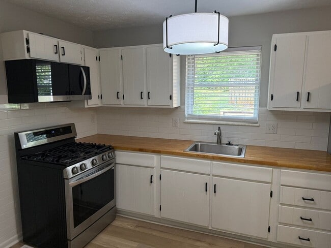 Building Photo - Renovated Rocky Hill Home