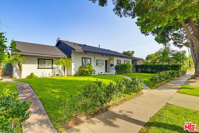 Building Photo - 9209 Paramount Blvd