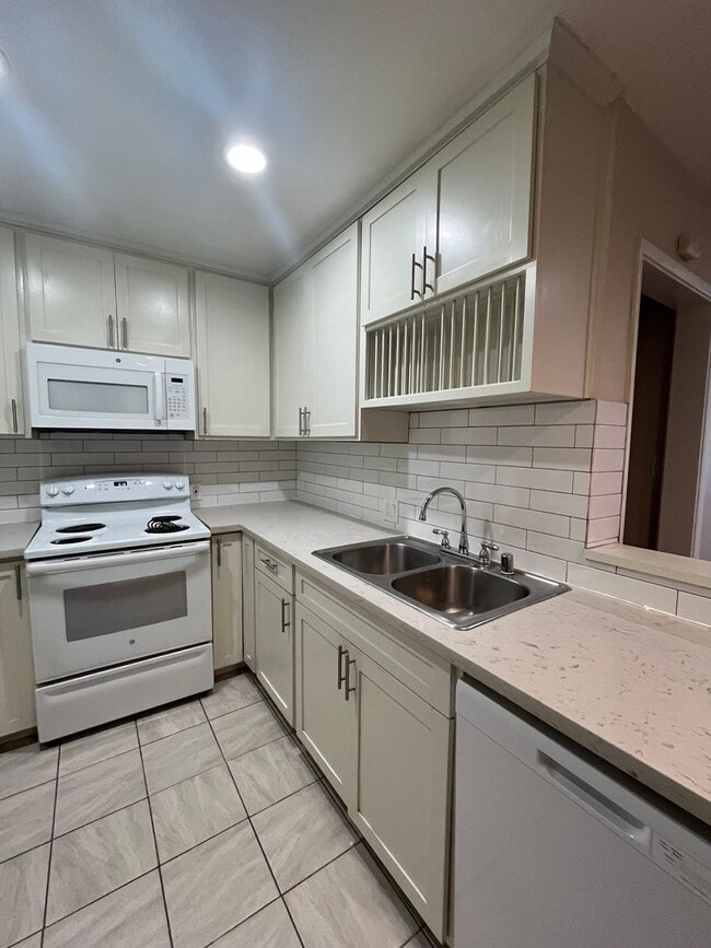 Building Photo - One bedroom condo with garage off Ocean Blvd.