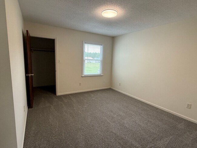 Building Photo - Nice 2 bedroom, 1 bath duplex