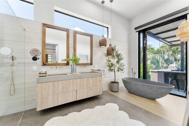 Building Photo - 2215 NE 19th St