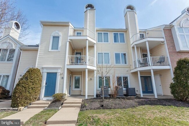 Building Photo - Crestwood 2 bed Condo Available Aug 1