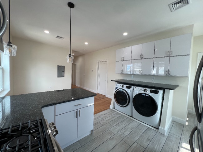 Building Photo - 132 Buttonwood St