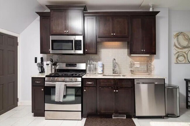 Building Photo - 810 Broadway-SI ID1511377P