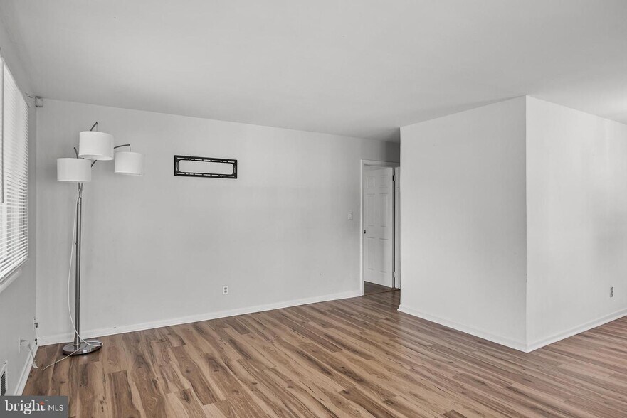 Building Photo - 32 Larkin Rd