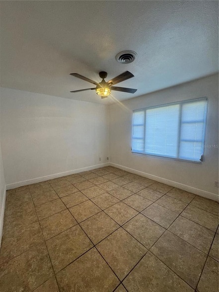 Building Photo - 930 Emerald Dr