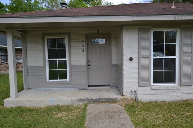 Primary Photo - Charming 3 bedroom Duplex Conveniently Loc...