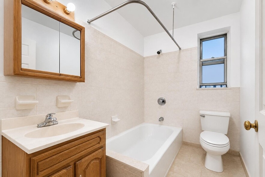 Building Photo - 707 W 171st St