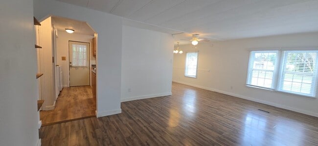 Building Photo - 2 bed 2 baths with large screened patio