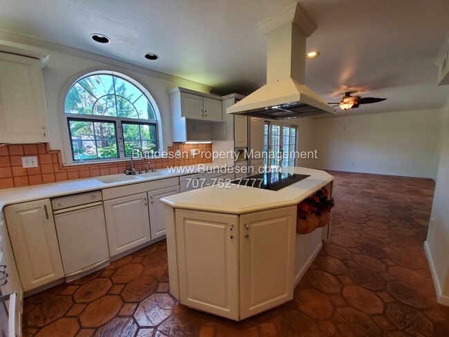 Building Photo - Beautiful 4 Bedroom Home with Pool – Easts...