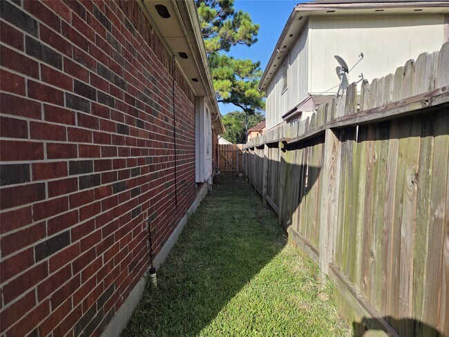 Building Photo - 17006 Dusty Mill Dr E