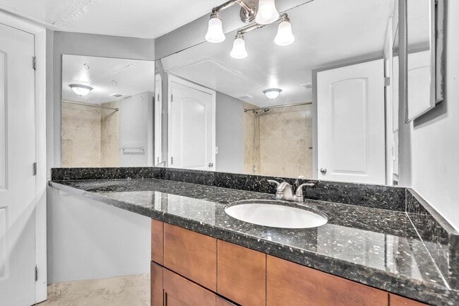 Building Photo - 2811 N Oakland Forest Dr