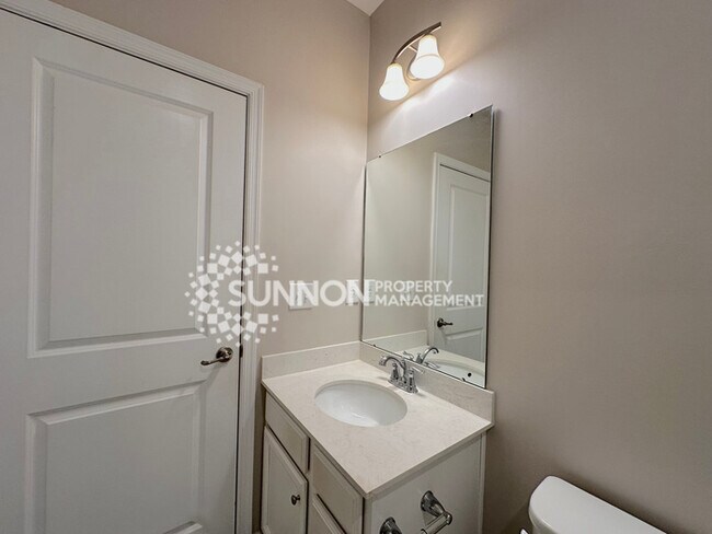 Building Photo - 3 Bedroom Townhome in Mountain Island
