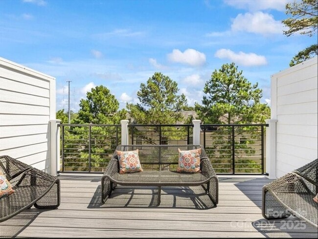 Building Photo - Beautiful and spacious 4-bedroom, 5-bath h...