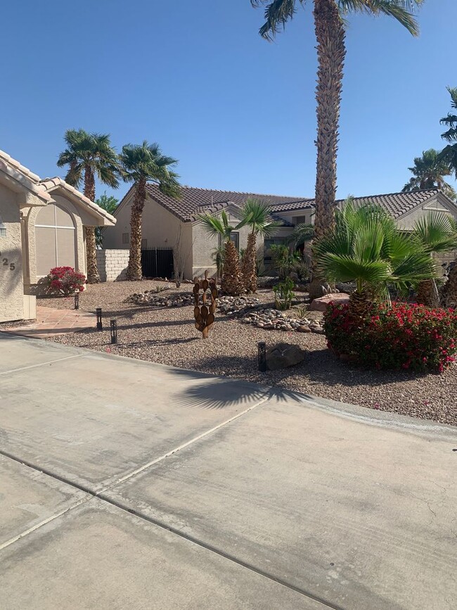 Building Photo - Gated Los Lagos Home