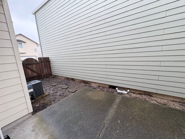 Building Photo - ONE MONTH FREE OF RENT!! Well Maintained, High Ceilings, Bonus Room, Great Location!