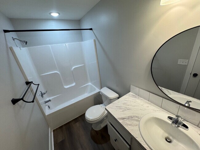 Building Photo - Gorgeous, 3-bedroom Upstairs apartment wit...