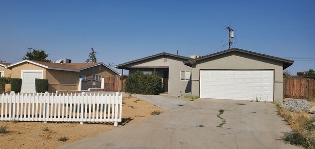 Building Photo - 4 Bedrooms, 2 Baths, Victorville Home in Tatum Track