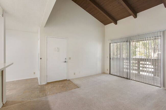 Building Photo - Stunning Bright and Completely Remodeled A...