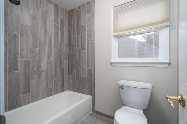 Building Photo - 174 Ennisbrook Dr SE