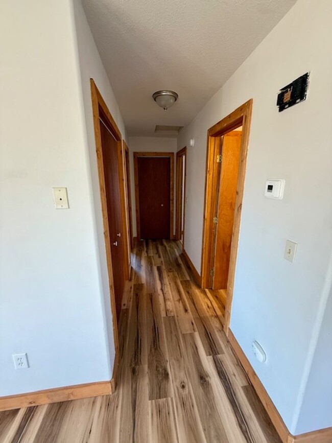 Building Photo - 2 Bedrooms 1 Bathroom 4-Plex - Belgrade