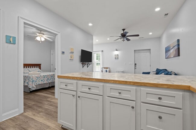 Building Photo - 360 Island Rd