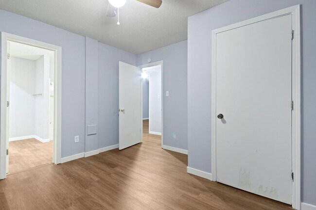 Building Photo - 3201 Elm Grove Dr