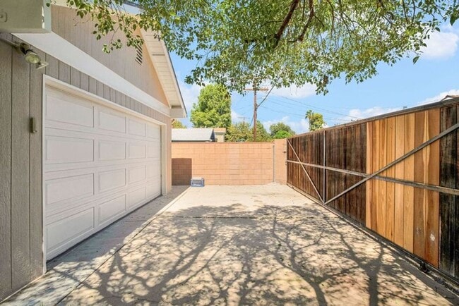 Building Photo - Stunning Northridge 4+2 Single Family House
