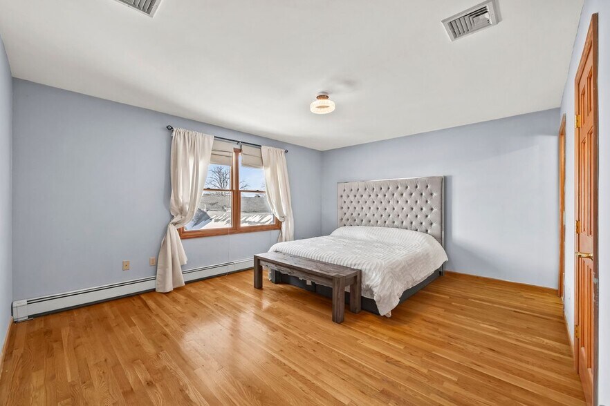 Building Photo - 391 Taylor Ave