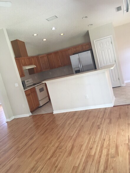 Kitchen view from family room - 808 South Edenbridge Way
