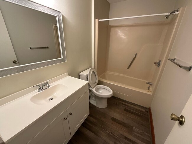 Building Photo - 2 Bedroom 2 Bath Townhouse