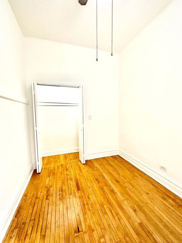 Building Photo - 2303 S Oakley Ave