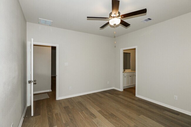 Building Photo - 408 Mustang Trot Dr