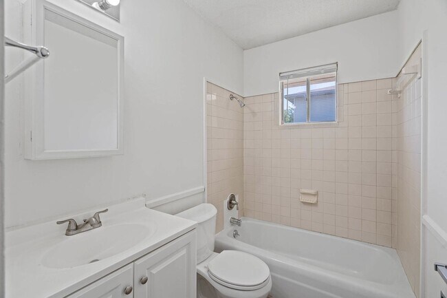 Building Photo - Charming & Newly Updated 2BR Duplex with F...