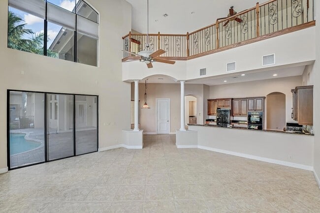 Building Photo - 10513 Versailles Blvd