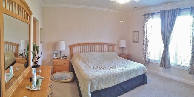 Building Photo - Large End Unit Townhouse in Waterford