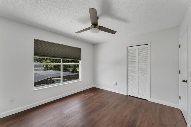 Building Photo - Spacious 6-bedroom, 3-bathroom and pool Tu...