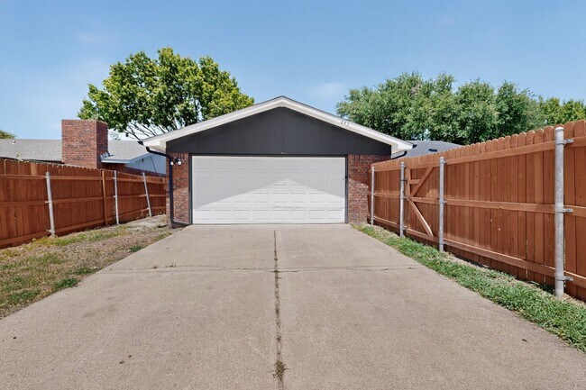 Building Photo - 243 Woodhurst Dr