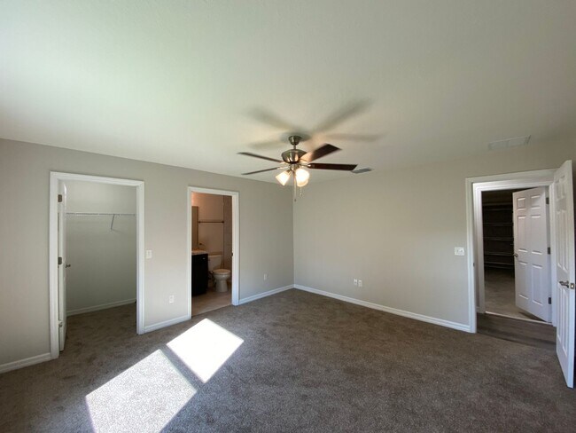 Building Photo - Custom Home - Desirable SE Ocala Neighborhood 3/2/2 **Won't Last**