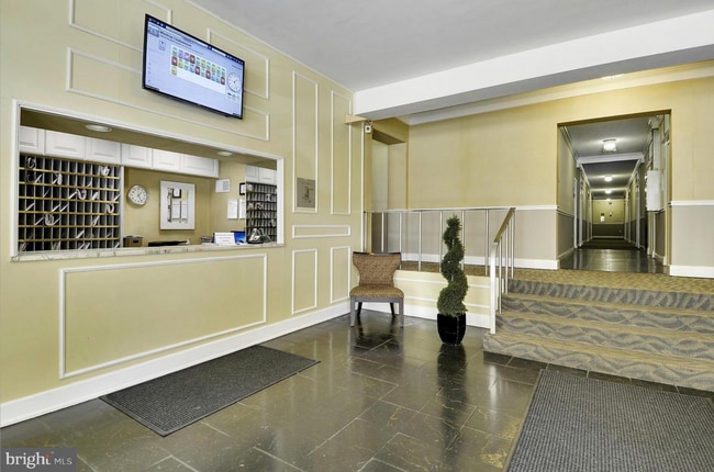 Building Photo - GORGEOUS JR ONE BEDROOM IN DOUPONT