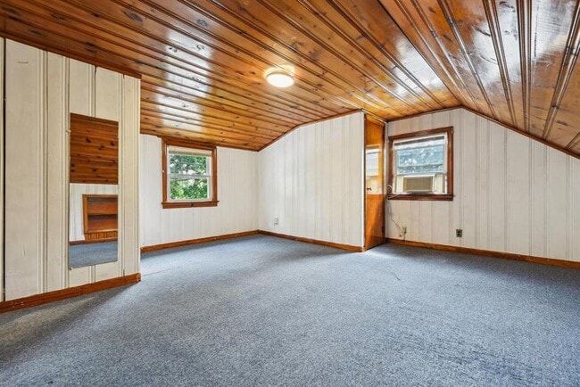 Building Photo - 482 S Elm St