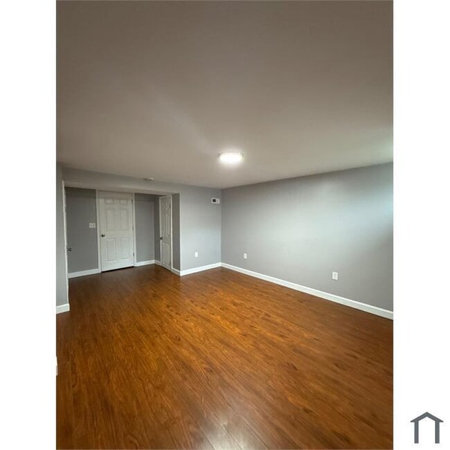 Building Photo - 3 Bedroom Housing Voucher Accepted