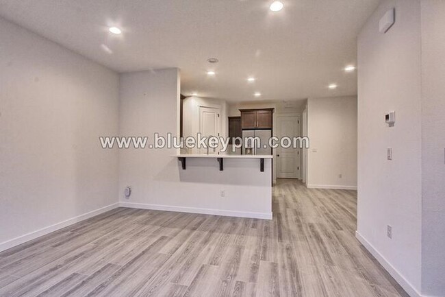 Building Photo - 3 Bed, 2.5 Bath Townhome in Near WSU and L...