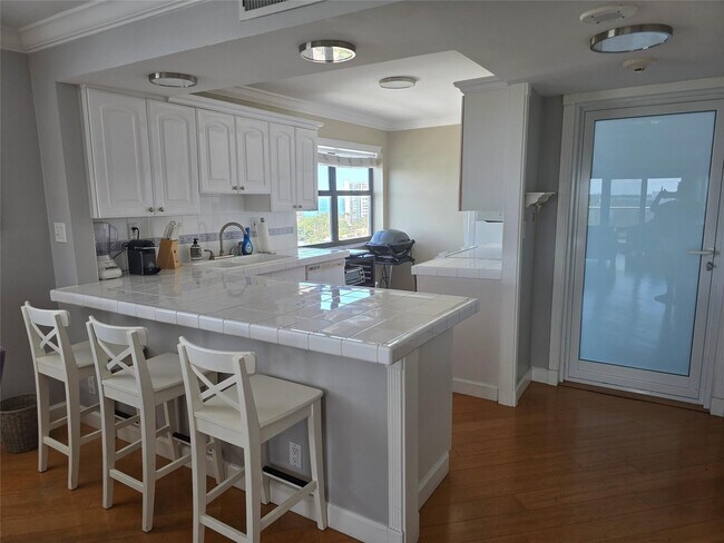 Building Photo - 1401 N Riverside Dr