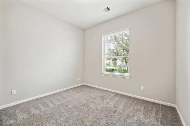 Building Photo - 1535 Giles Dr