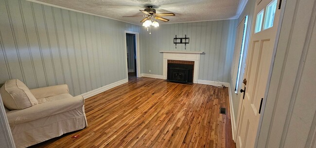 Building Photo - Cutie in the Country