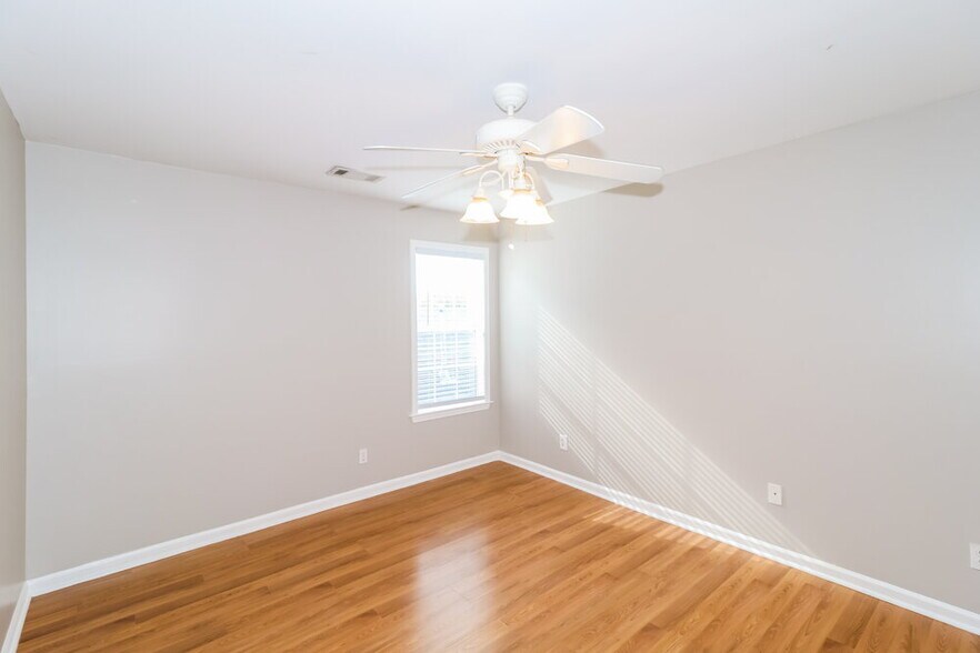 Building Photo - 10436 Sunnybrook Cir